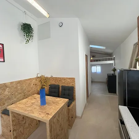 Cyrille Besset Maisonnette Climatisée Proche De Toutes Commodités *